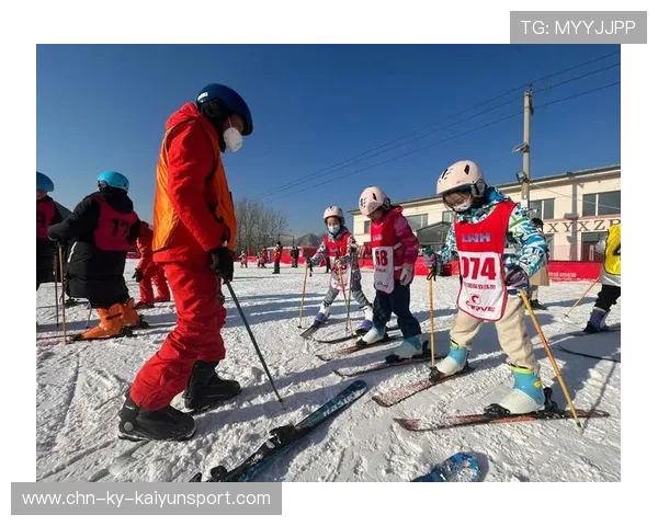 冰雪运动学院完善少儿滑雪课程与家长参与制度，少儿滑雪冬令营